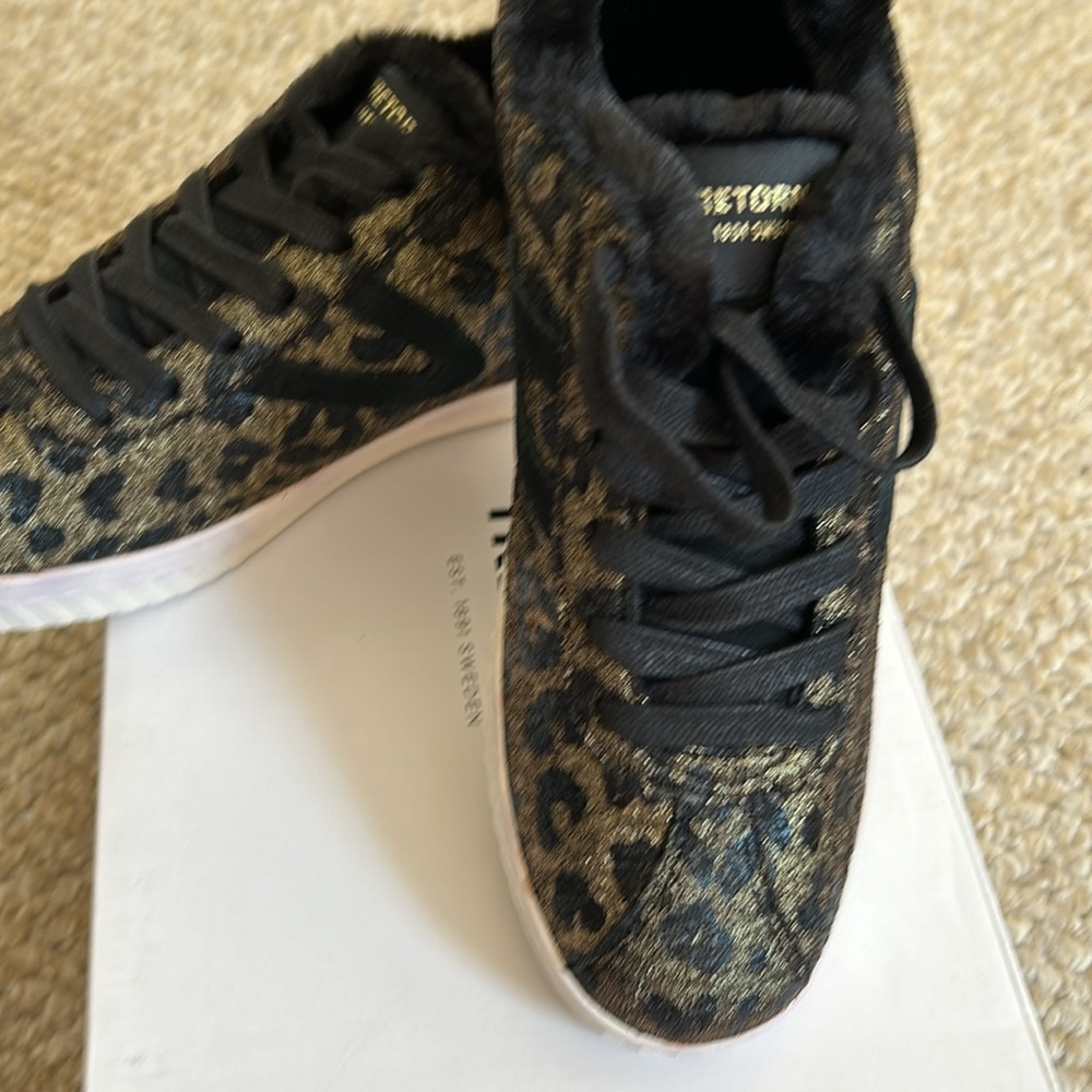 NIB Tretorn women’s Gallie4 black/gold velvet with fur sneakers size 8.5